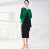 2025 Fashion high-end temperament large size dress pleated loose bat sleeve contrasting color splicing straight elegant long dress